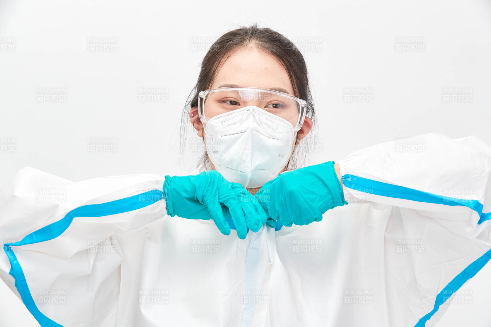 穿白色防护服佩戴护目镜口罩的女性医疗人员图片