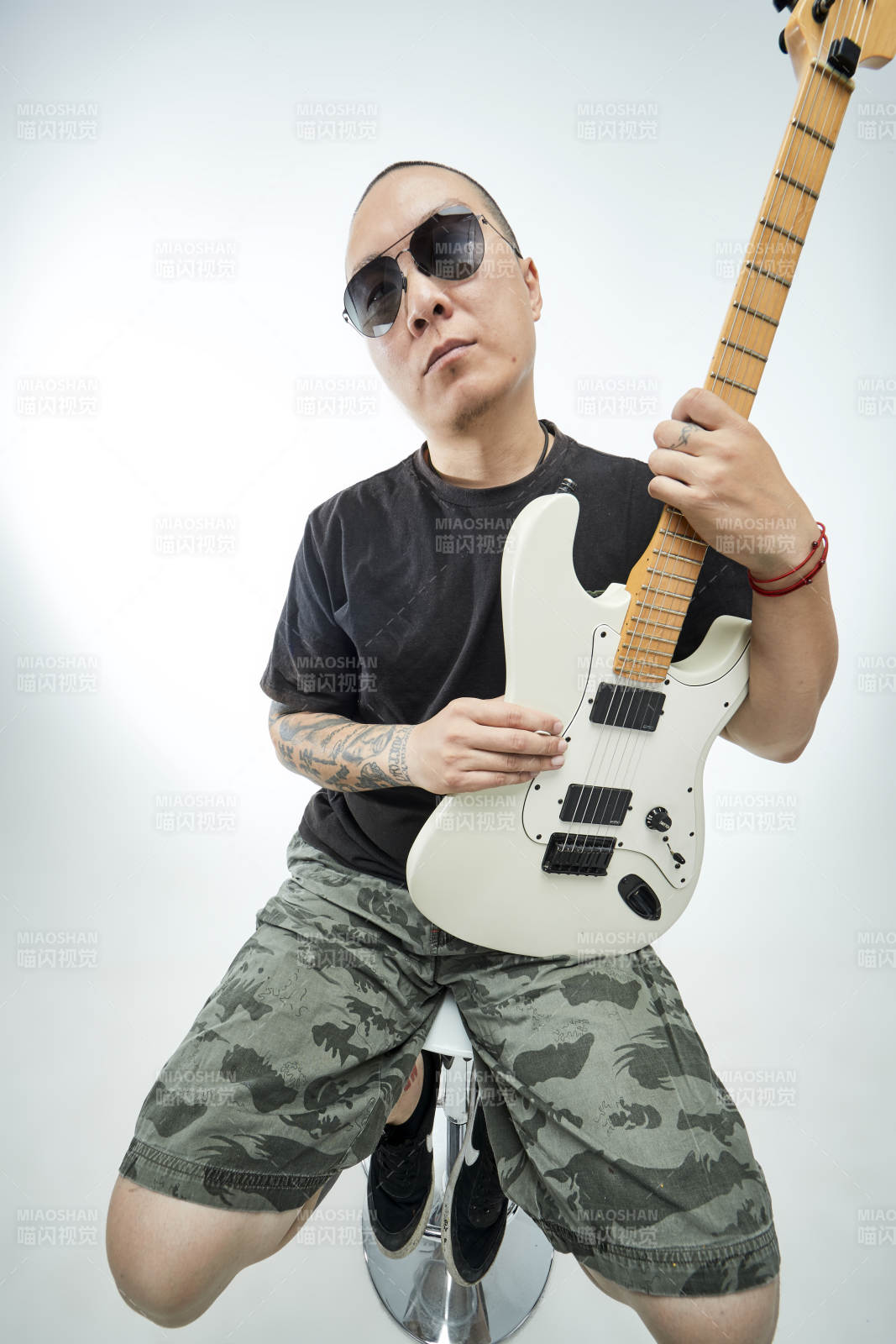 手持电吉他展示演奏的亚洲男性摇滚乐手人像图片
