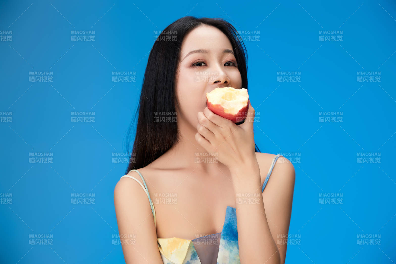 吃水果的亚洲东方长发少女图片