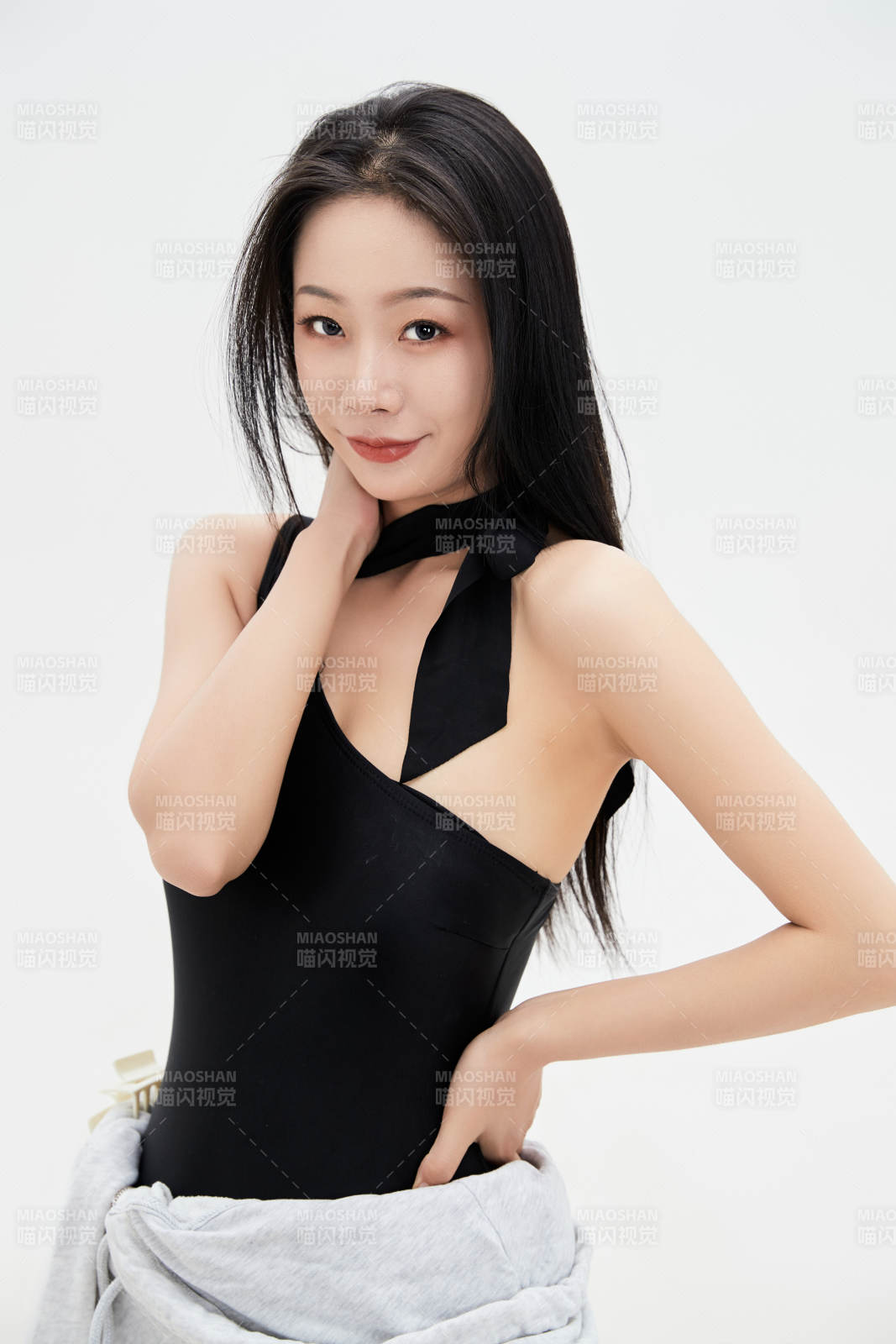 穿着运动泳装的亚洲美女图片