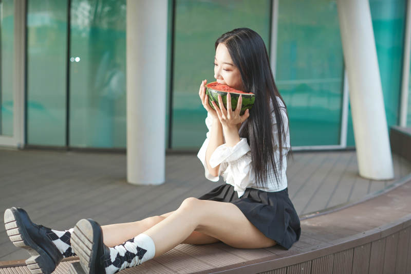 初夏户外公园吃西瓜的可爱少女图片