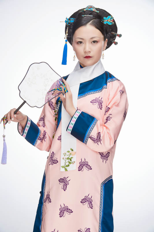 白色背景下的清代女性古装造型清朝古装图片