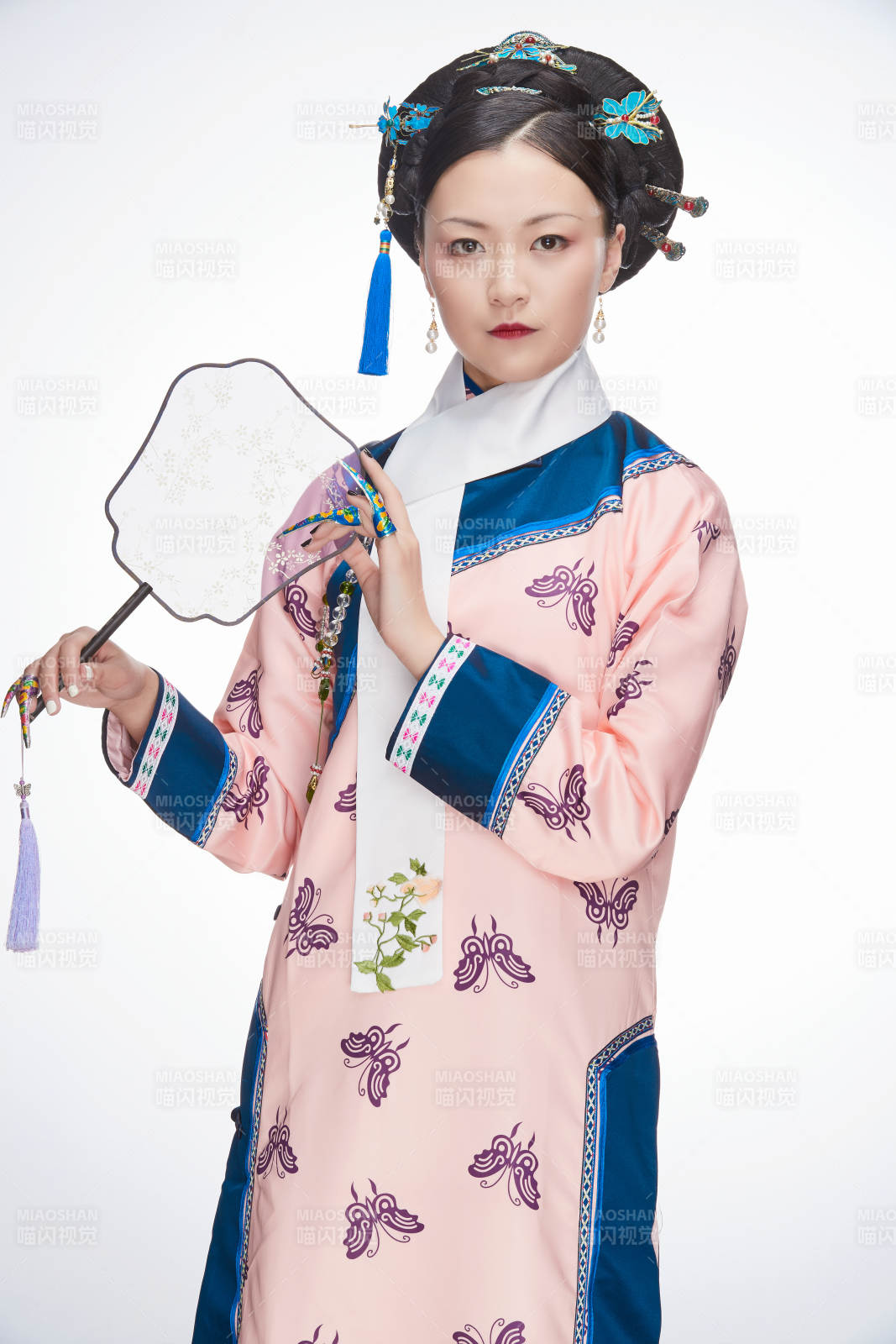 白色背景下的清代女性古装造型清朝古装图片