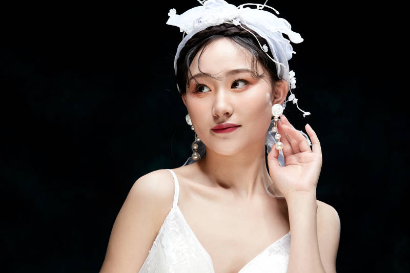 黑色背景下的女性复古婚纱妆面图片