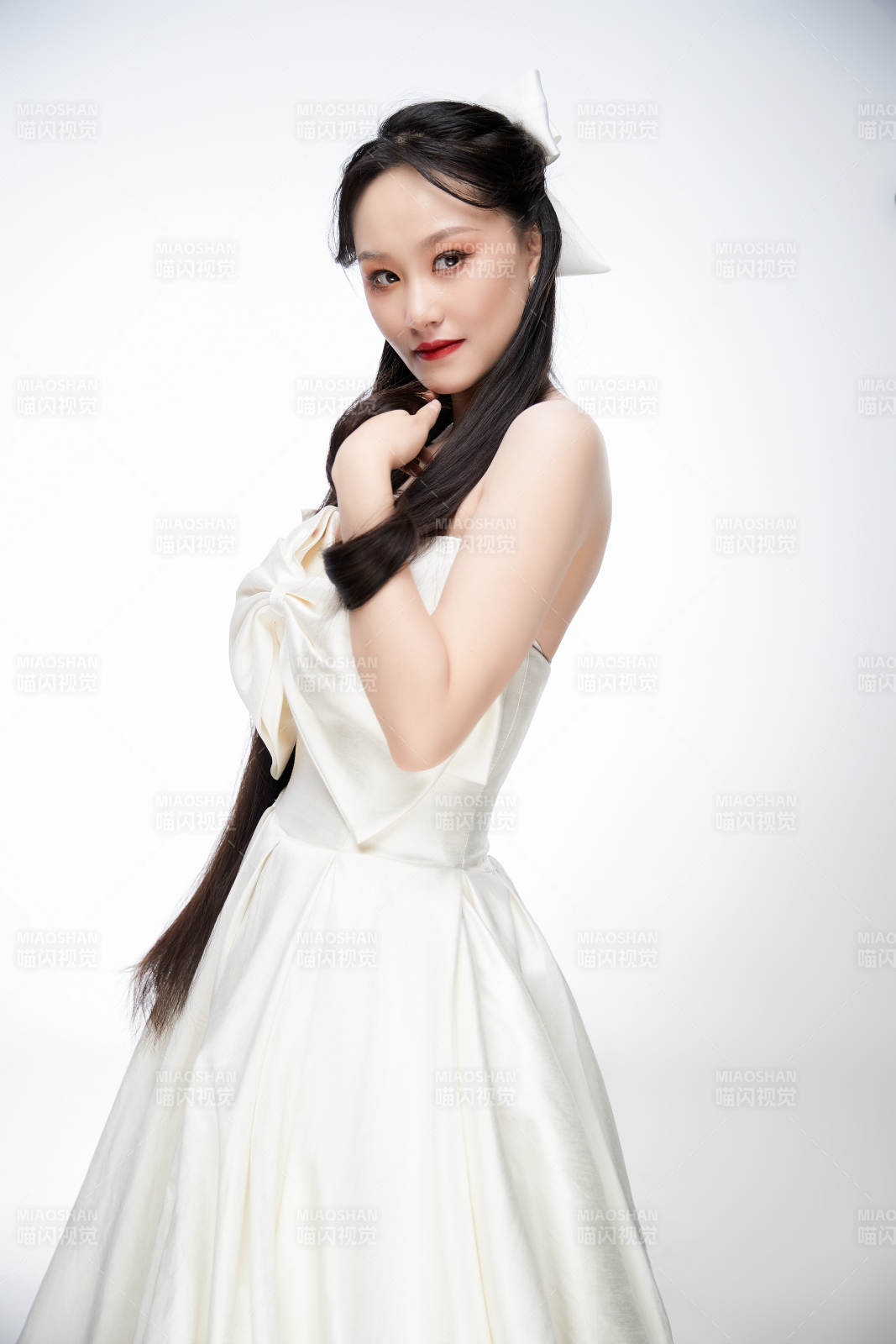 女性婚纱妆面图片