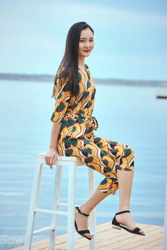 悠闲的坐在美丽湖岸码头的亚洲年轻女性人像图片