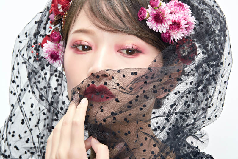 白色背景下的新娘彩妆美女人像图片