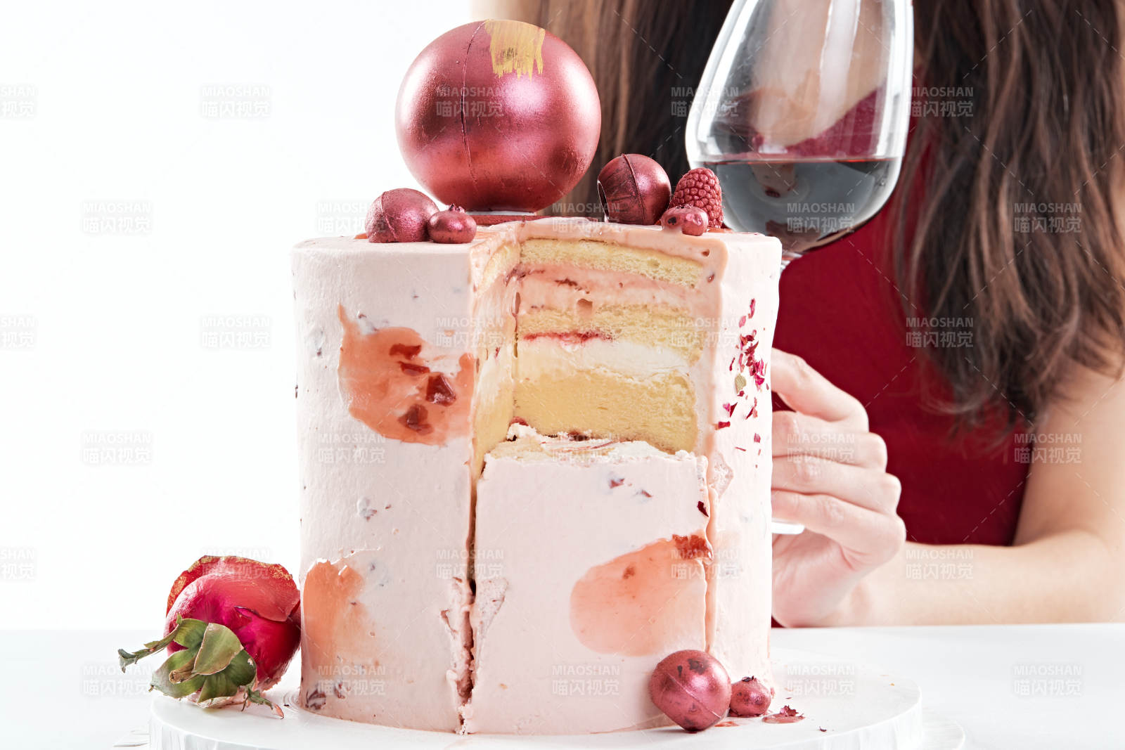 喝红酒品尝蛋糕的年轻女性图片