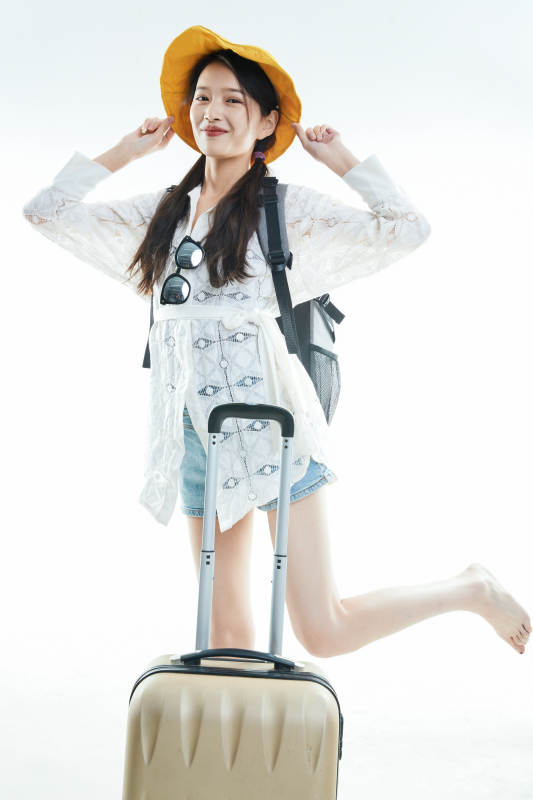 白色背景下准备出发旅行的美丽东方女大学生图片