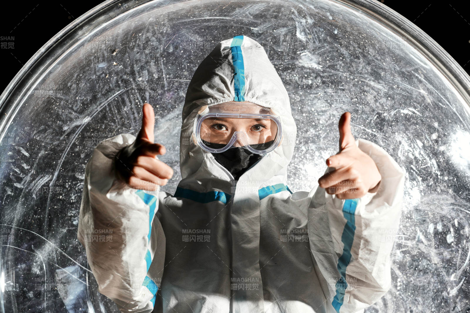 穿白色防护服佩戴护目镜口罩的女性防护人员图片