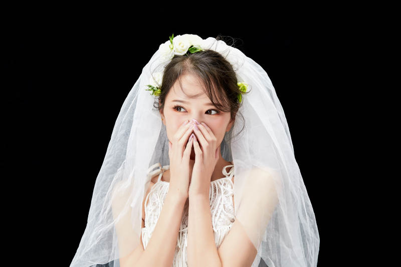 黑色背景下的美妆新娘彩妆人像图片