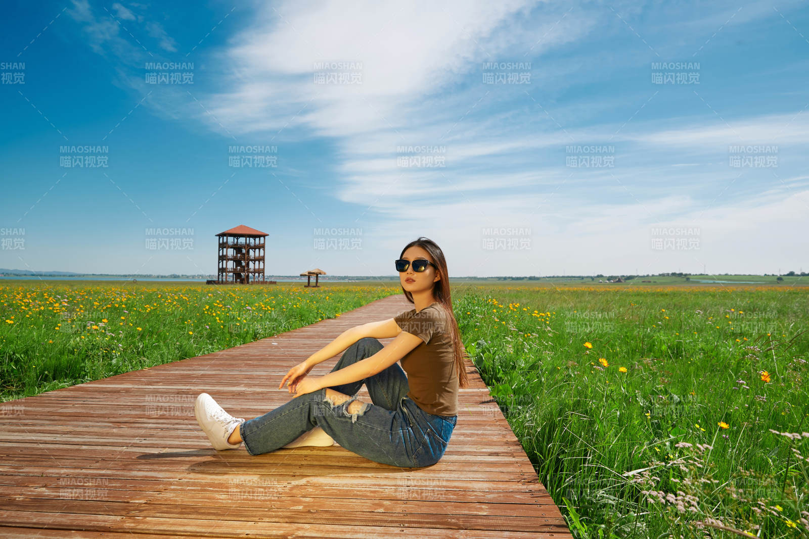 盛夏在草原湿地公园游玩的姑娘图片