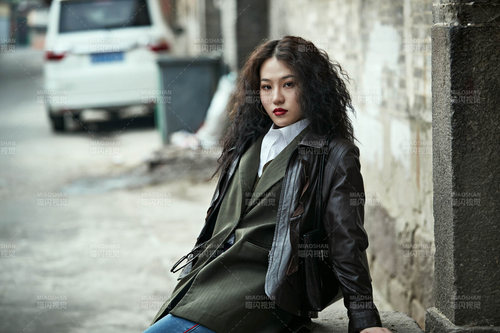 老旧城区里穿着复古港风的美丽清纯少女图片