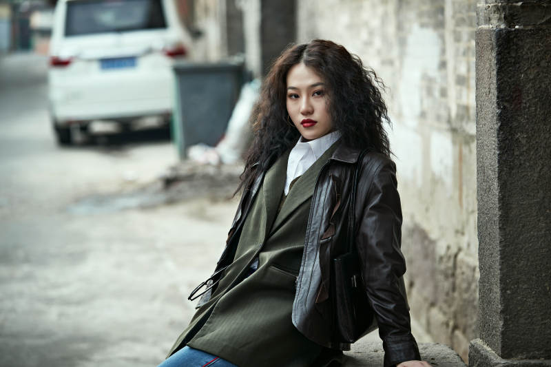 老旧城区里穿着复古港风的美丽清纯少女图片