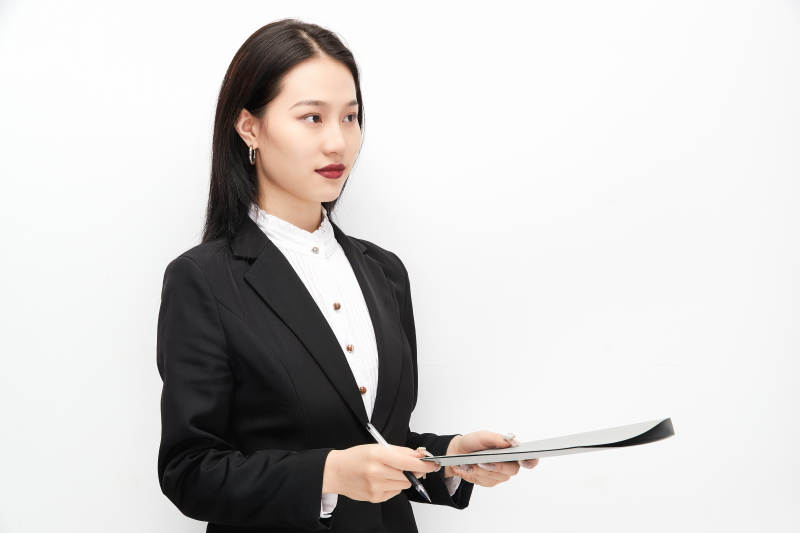身穿西服拿着文件夹的美丽商务女士图片