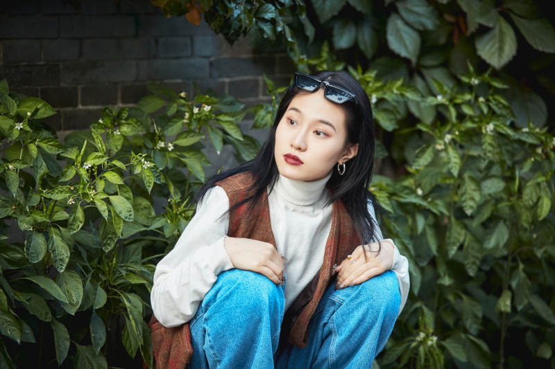 老旧城区里穿着复古港风的美丽清纯少女图片