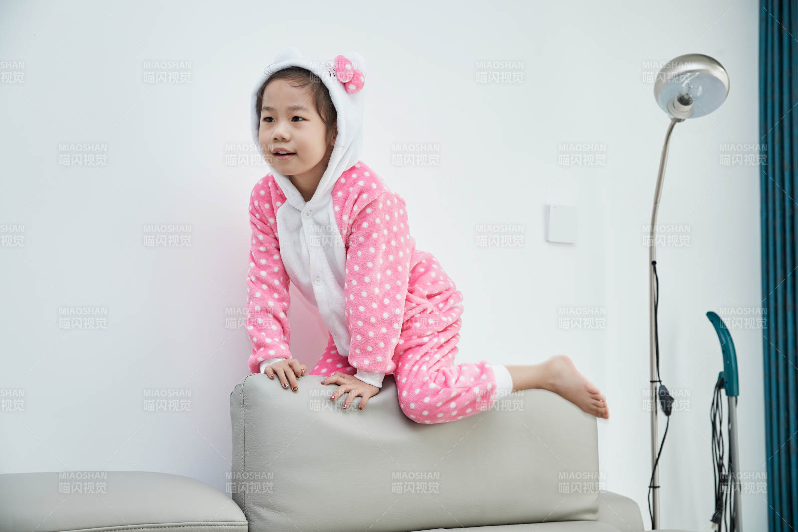 在家玩耍的亚洲小女孩图片