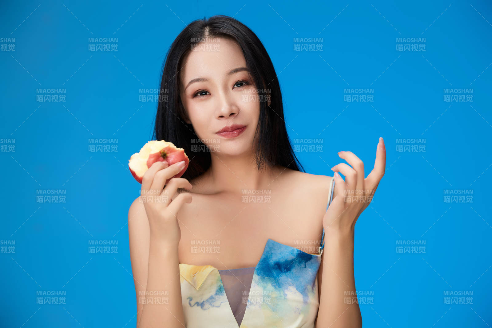 吃水果的亚洲东方长发少女图片
