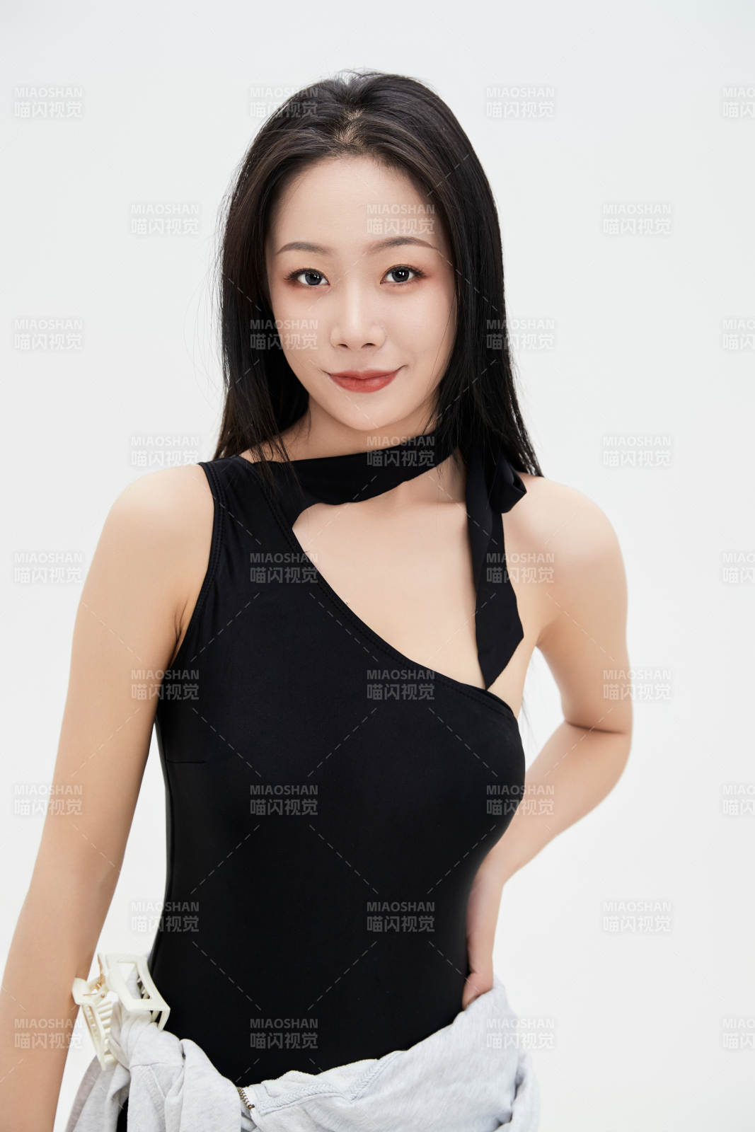 穿着运动泳装的亚洲美女图片