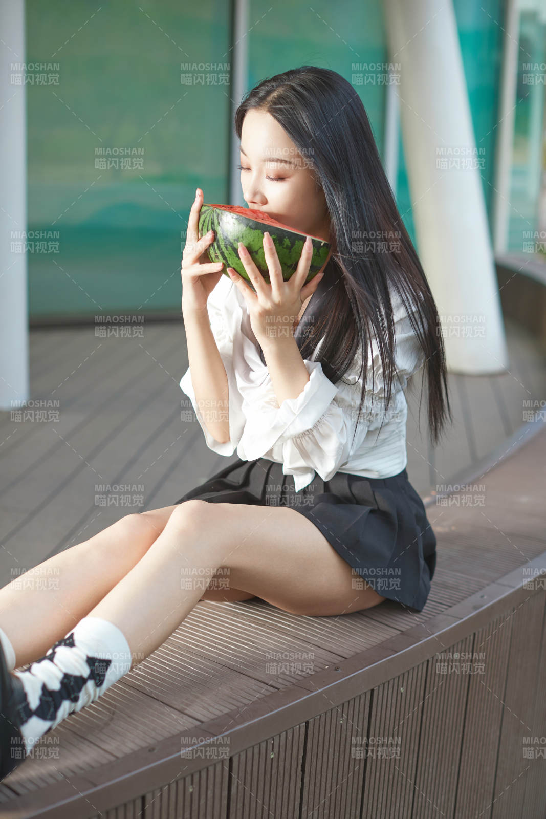 初夏户外公园吃西瓜的可爱少女图片