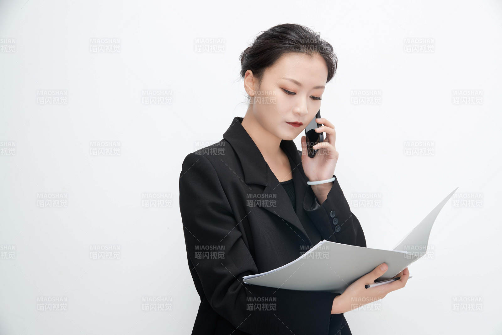 白色背景下拿着文件夹的美丽商务女士图片