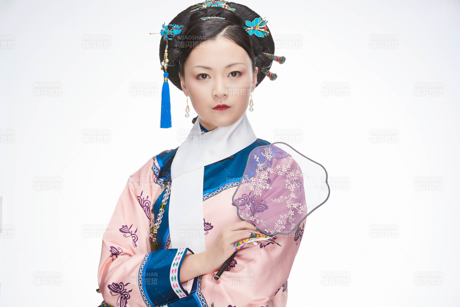 白色背景下的清代女性古装造型清朝古装图片