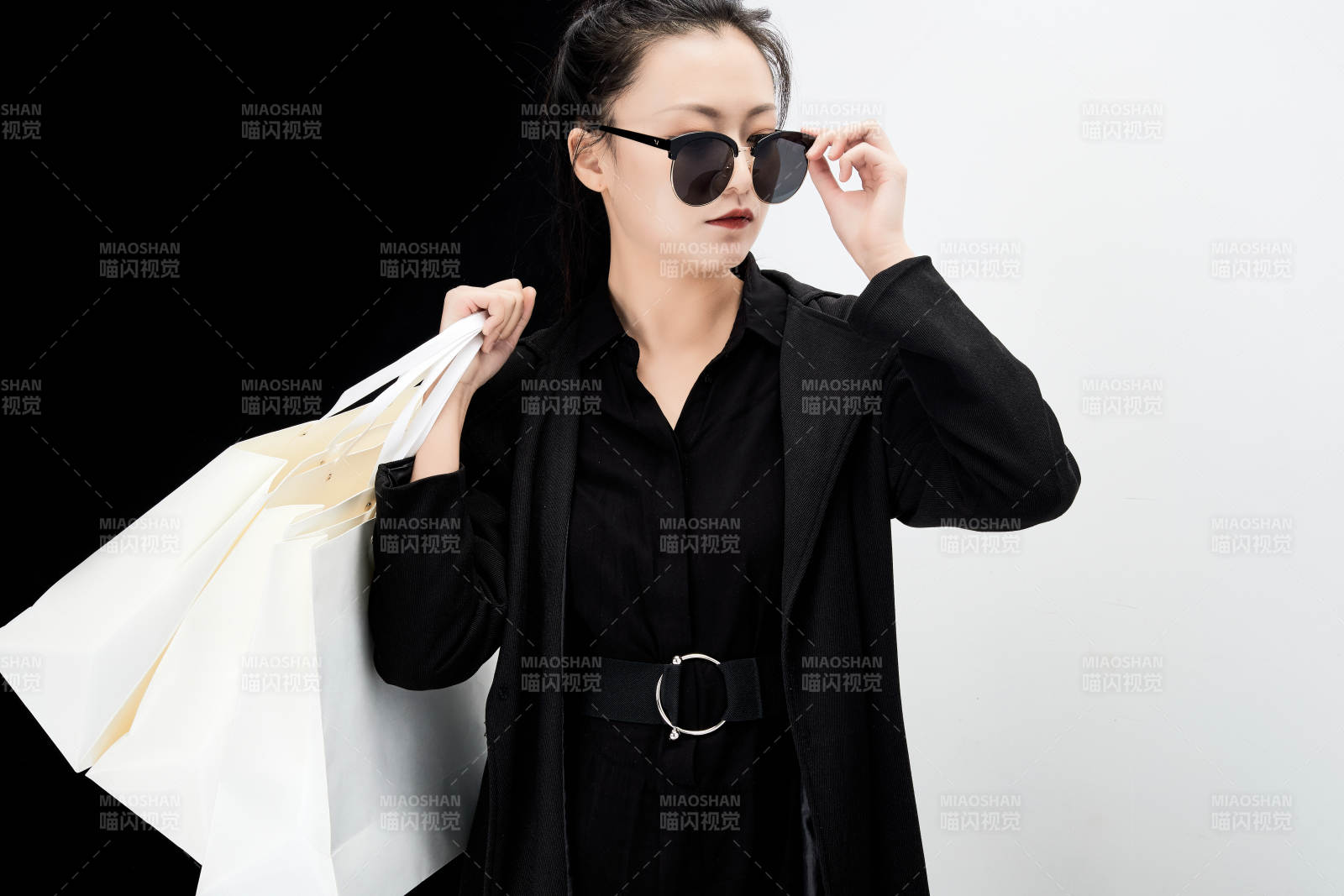 黑白色背景下的手提购物袋的时尚亚洲少女图片