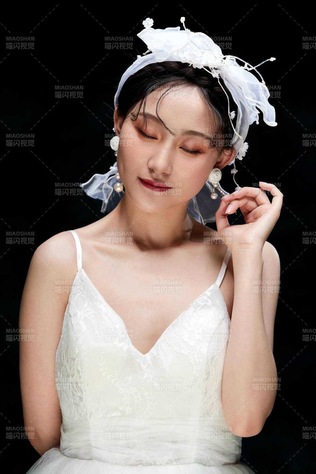 黑色背景下的女性复古婚纱妆面图片