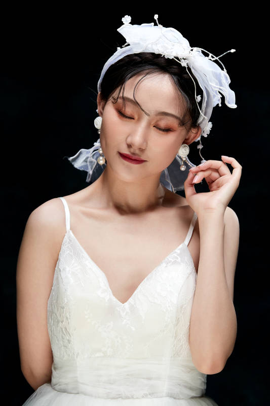 黑色背景下的女性复古婚纱妆面图片