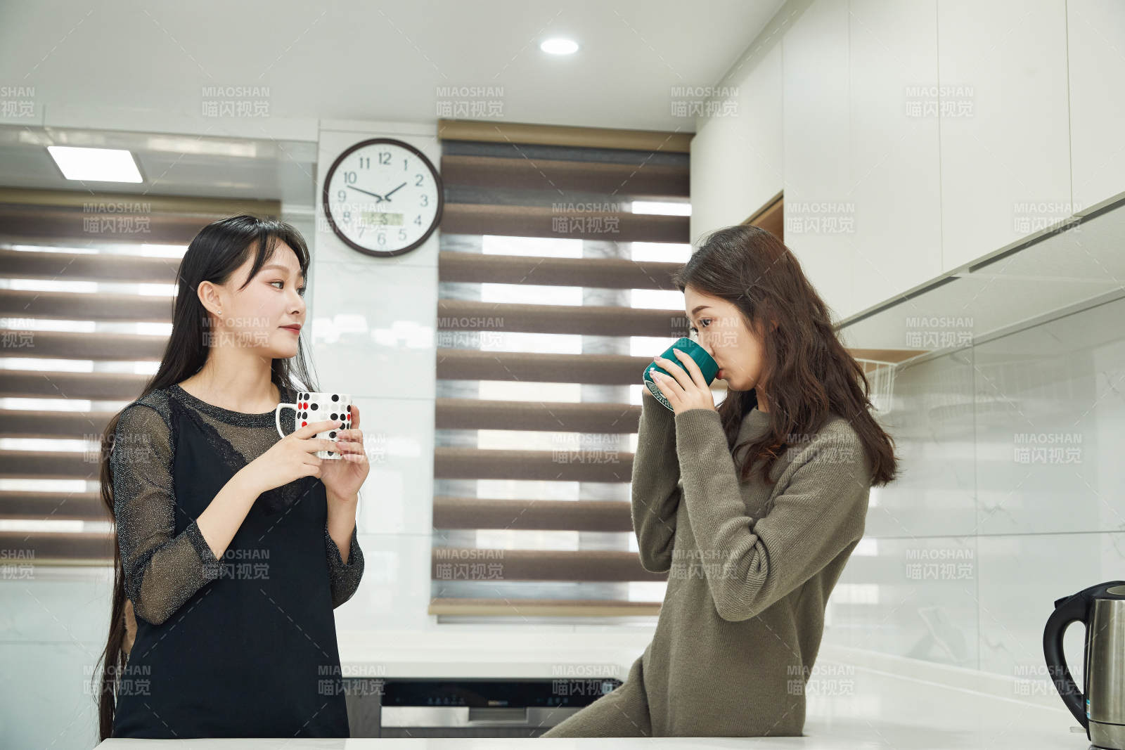 在餐厅喝咖啡闲聊的亚洲闺蜜图片