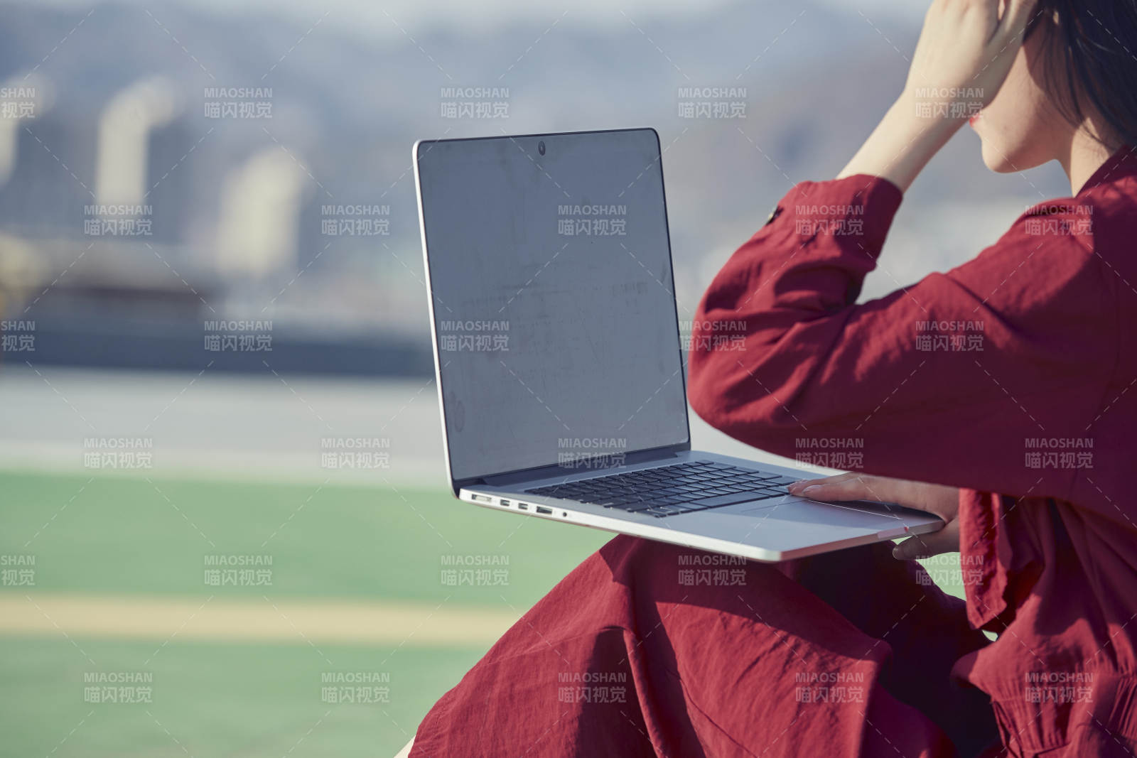 亚洲商务年轻女性在楼顶停机坪使用电脑办公图片