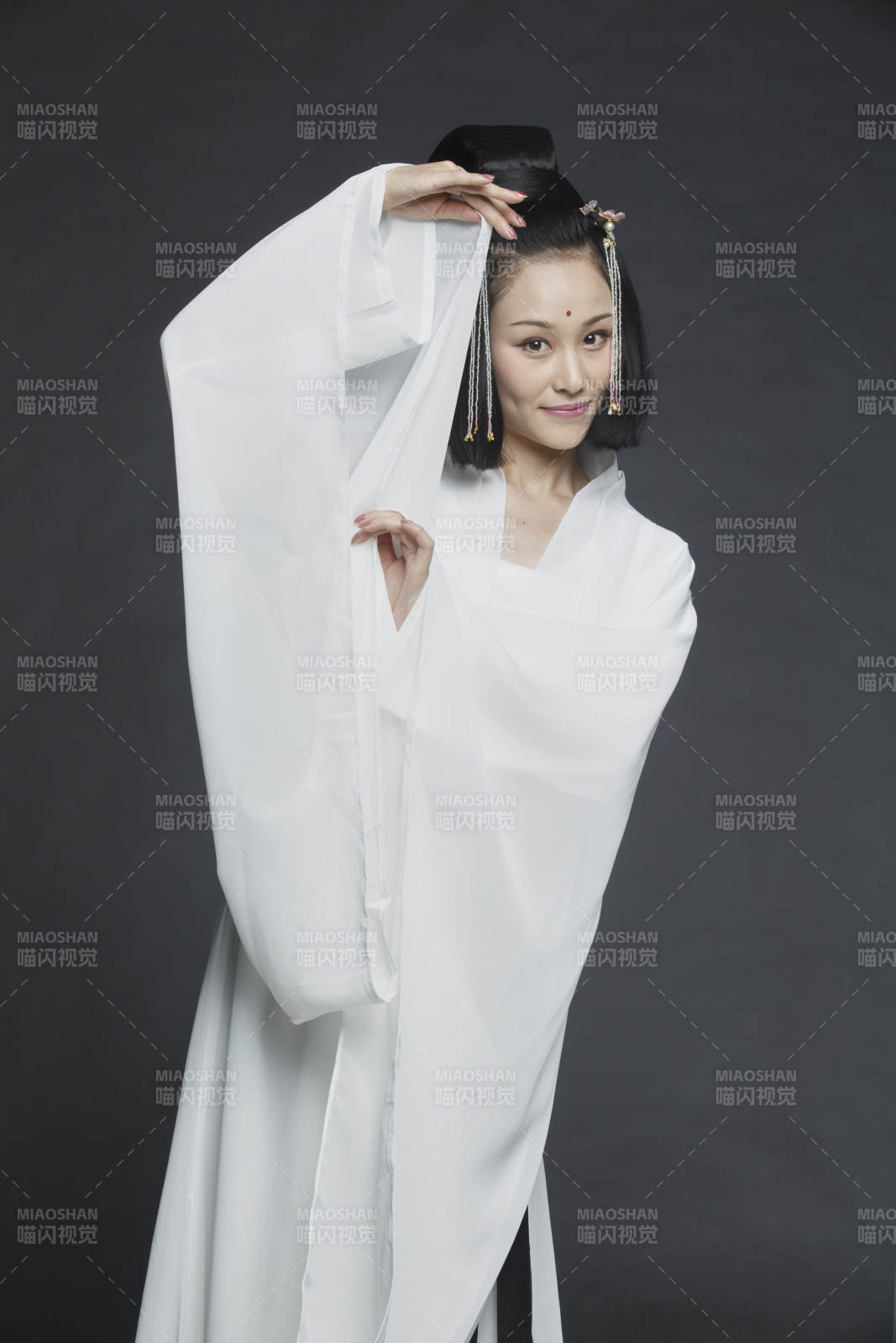 身穿古装的汉服女性人像汉服影棚拍摄图片