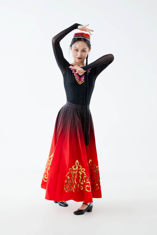 穿着新疆维吾尔族服饰跳舞的少女图片