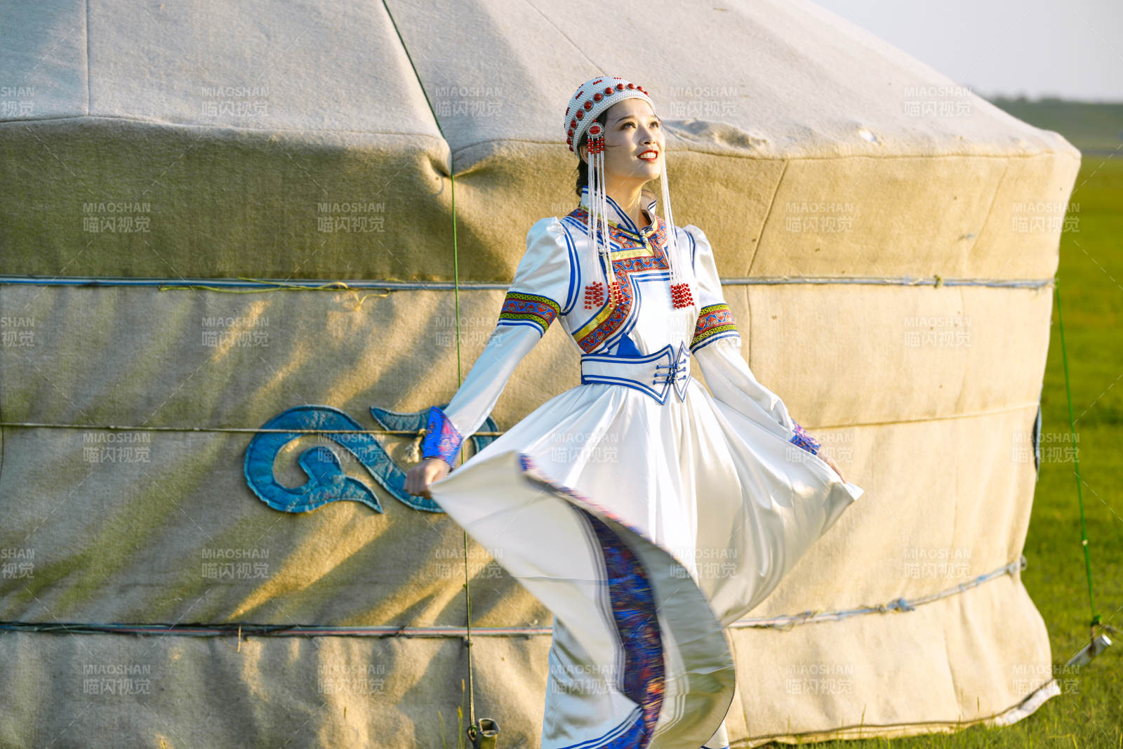 草原上穿着蒙古族传统服饰的亚洲年轻美少女图片