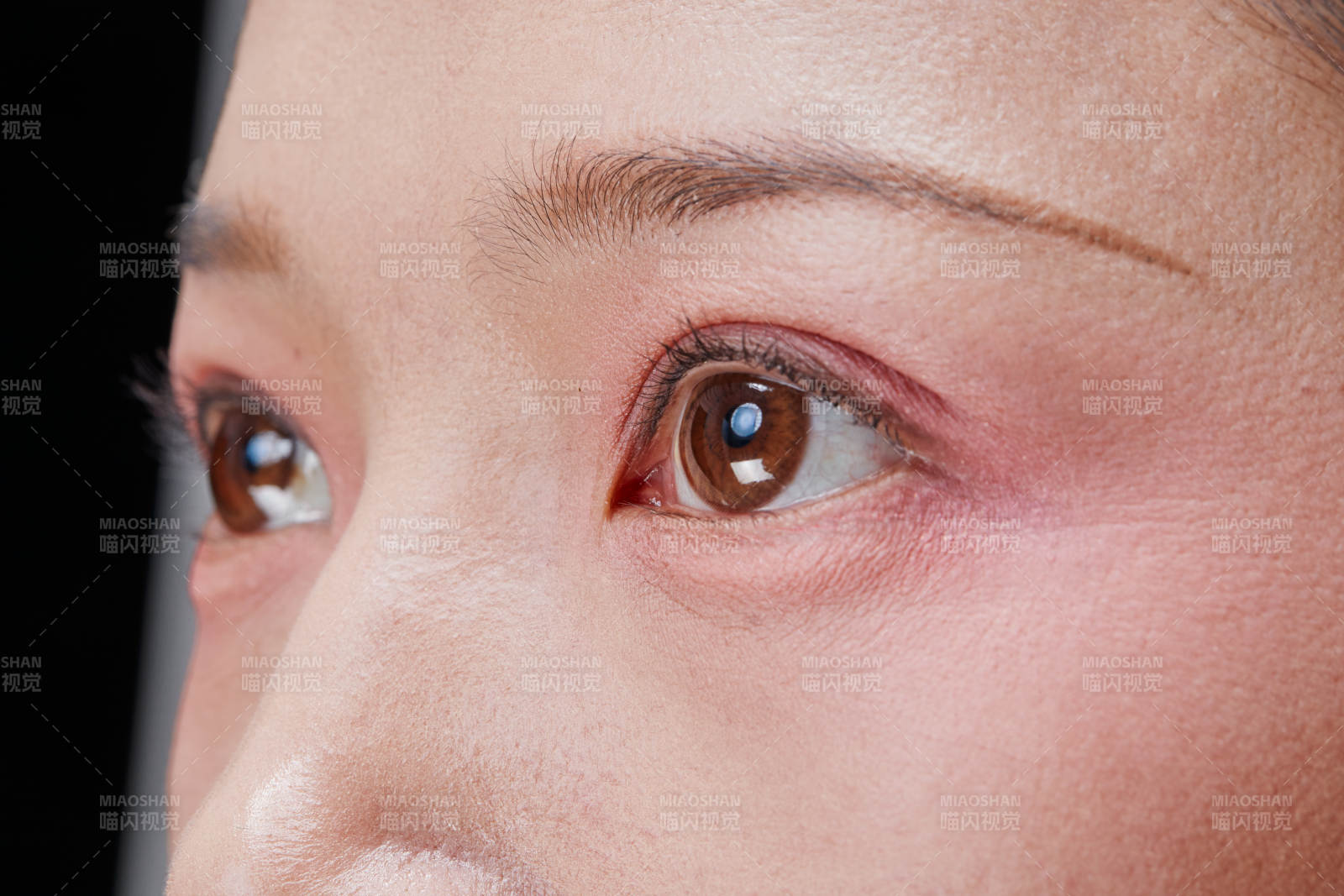 美丽的女孩眼睛局部特写细节图片