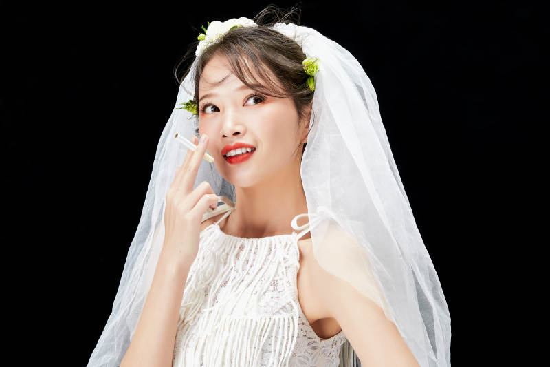 黑色背景下的美妆新娘彩妆人像图片