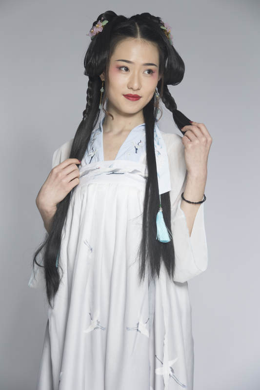 汉服风韵人像棚拍汉服少女图片