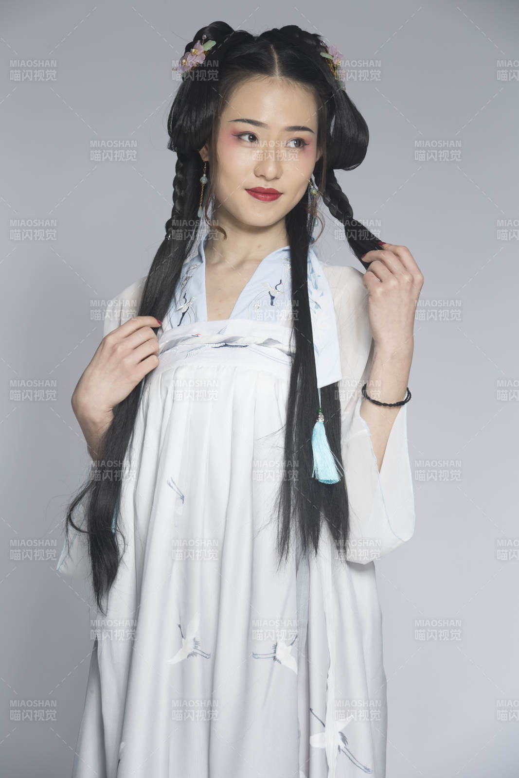 汉服风韵人像棚拍汉服少女图片