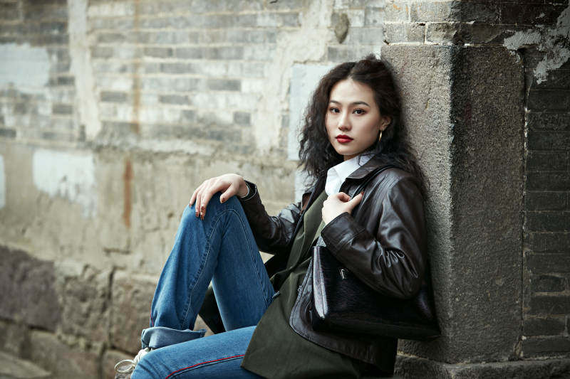 老旧城区里穿着复古港风的美丽清纯少女图片