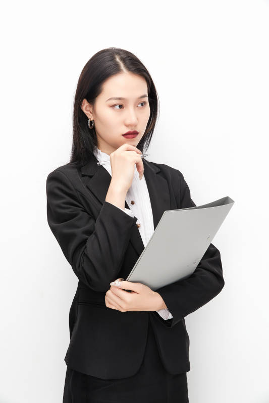身穿西服拿着文件夹的美丽商务女士图片