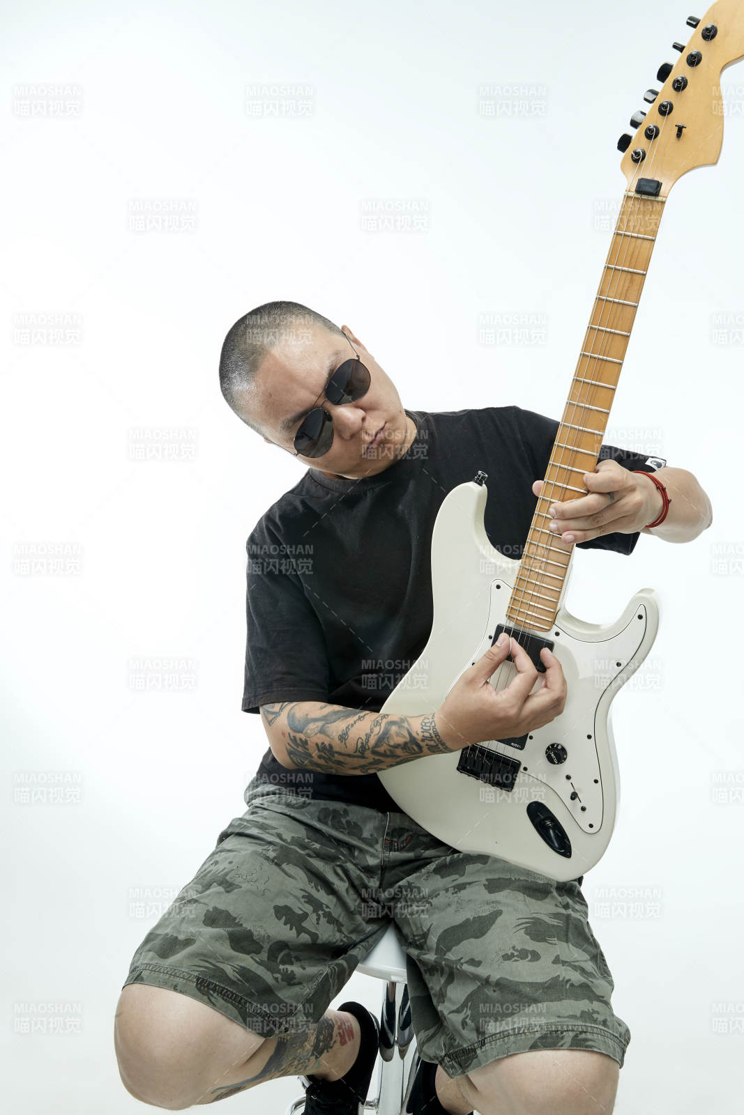 手持电吉他展示演奏的亚洲男性摇滚乐手人像图片