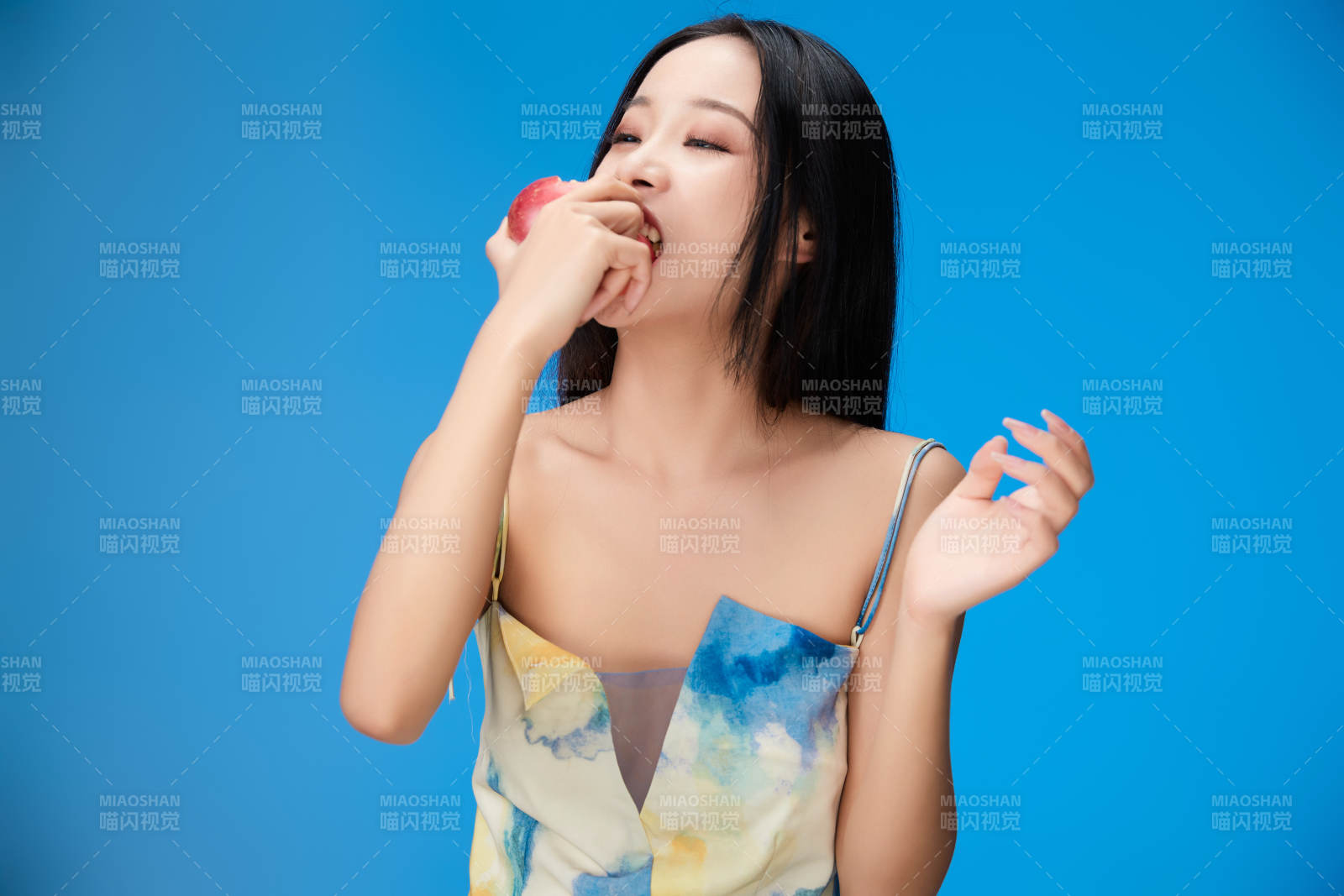 吃水果的亚洲东方长发少女图片