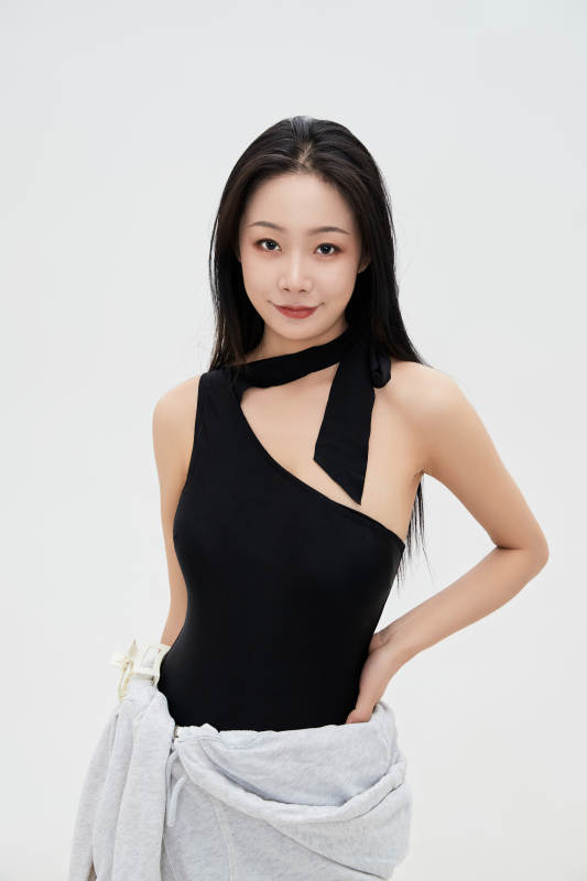 穿着运动泳装的亚洲美女图片