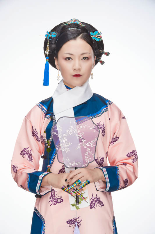 白色背景下的清代女性古装造型清朝古装图片