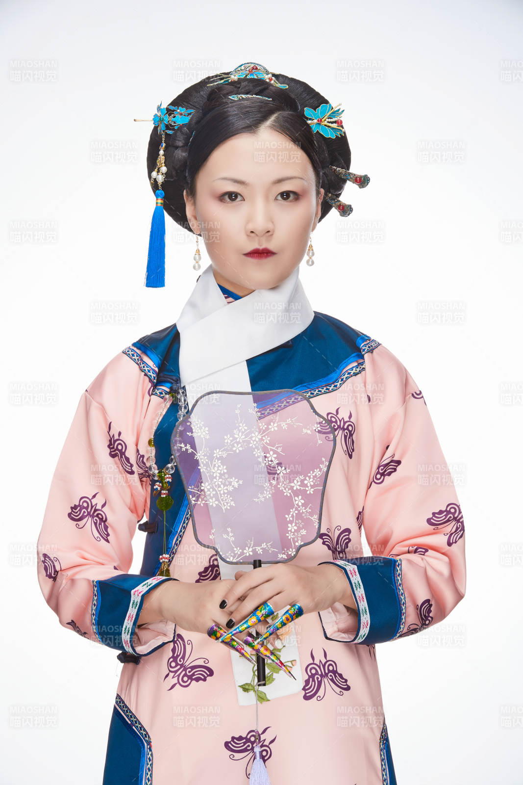 白色背景下的清代女性古装造型清朝古装图片