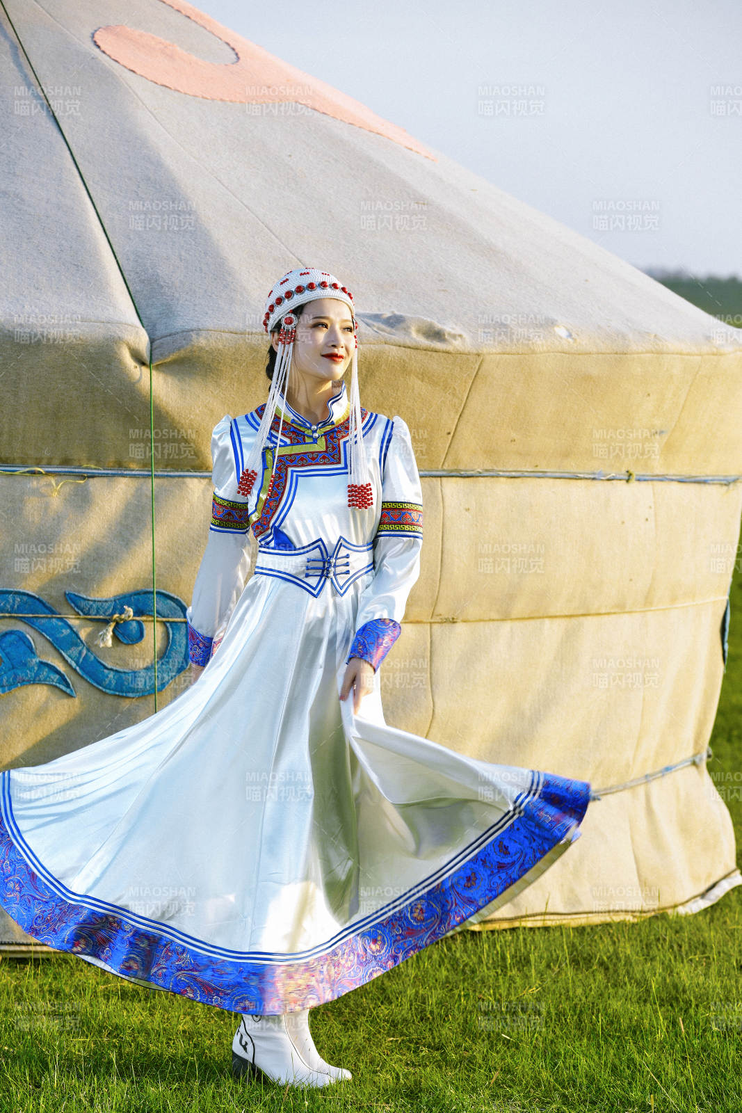 草原上穿着蒙古族传统服饰的亚洲年轻美少女图片