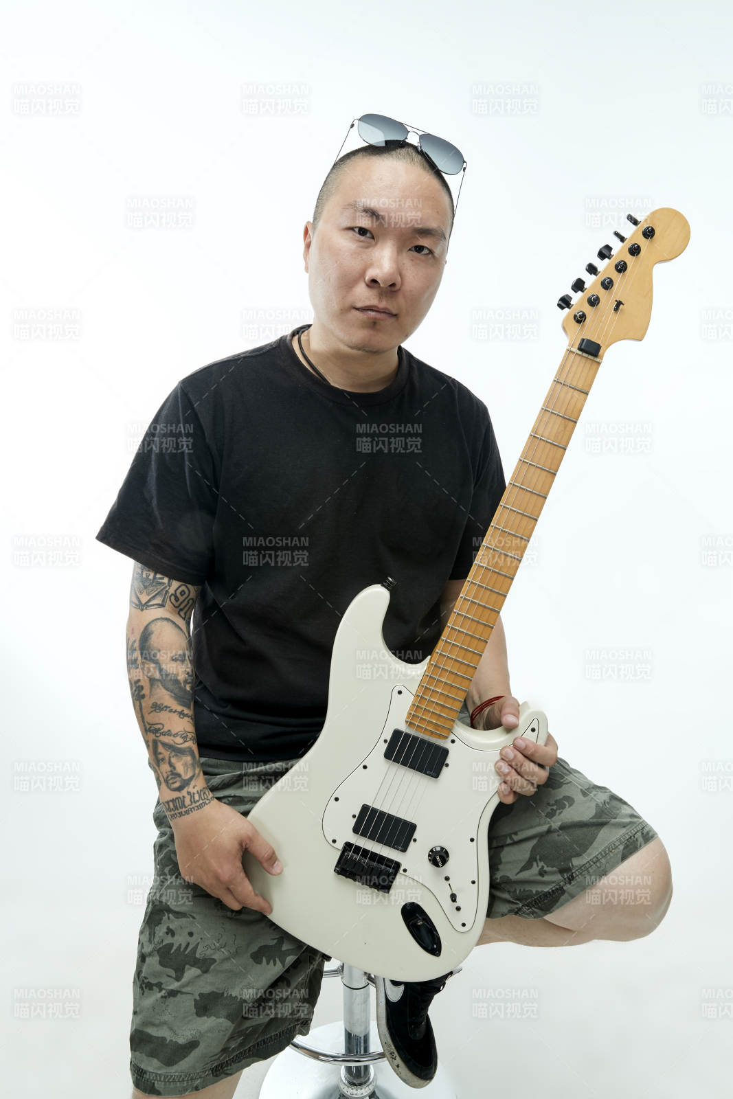 手持电吉他展示演奏的亚洲男性摇滚乐手人像图片