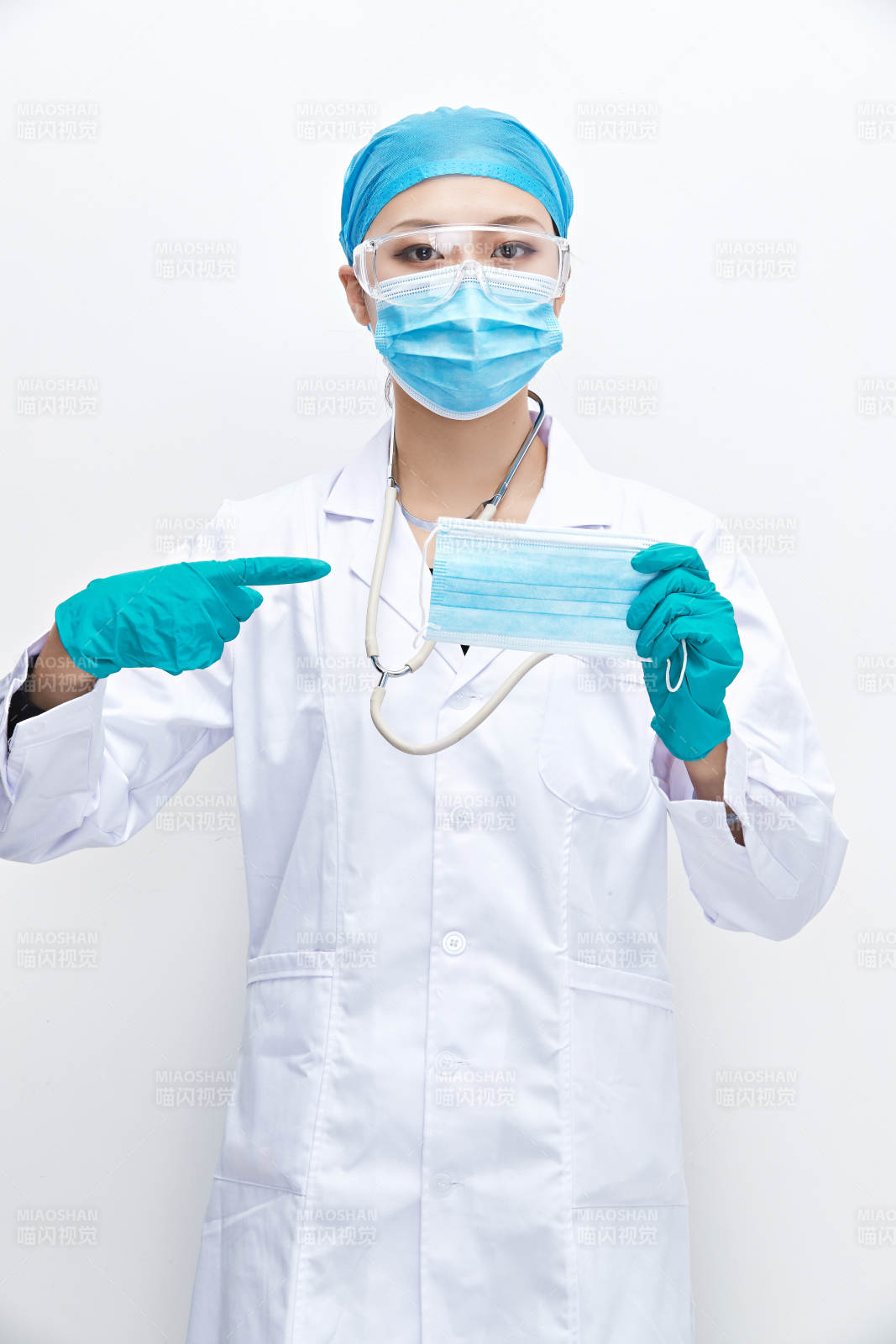 专业的医护人员提示口罩佩戴的重要性图片