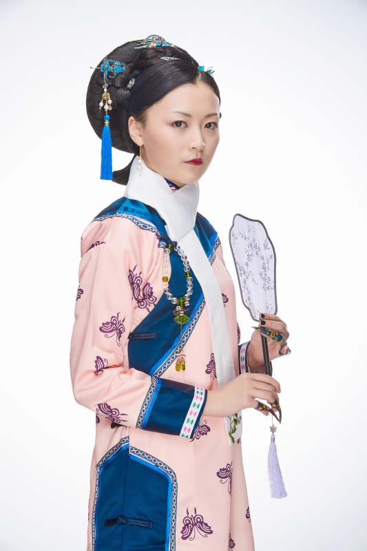 白色背景下的清代女性古装造型清朝古装图片