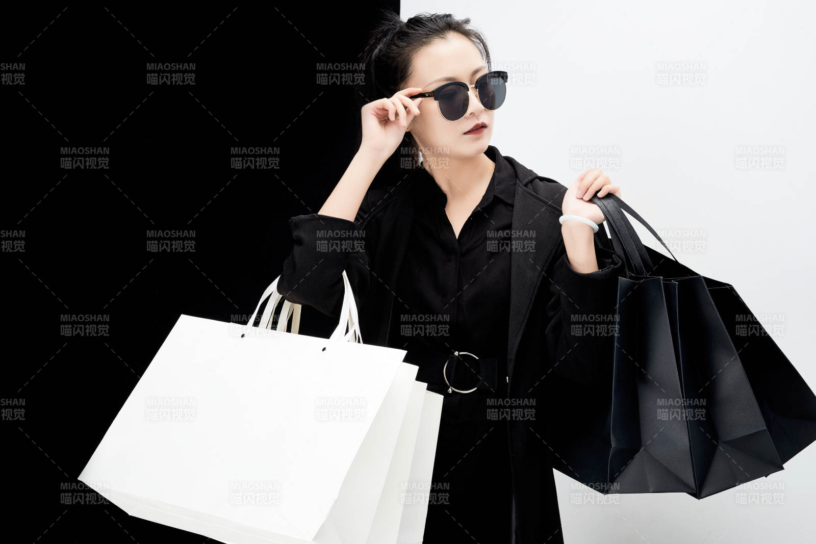 黑白色背景下的手提购物袋的时尚亚洲少女图片
